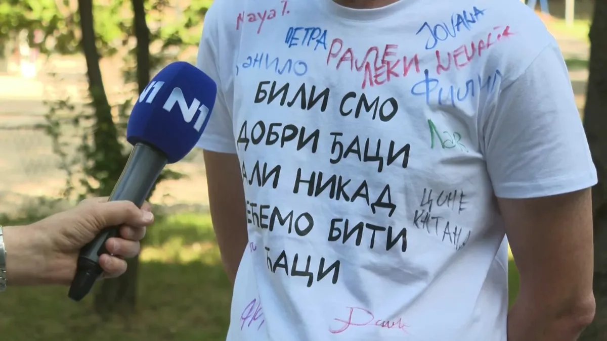 Zbog natpisa na majicama, maturanti za kraj godine u parku: "Školsko dvorište prazno, umesto ispunjeno grajom"