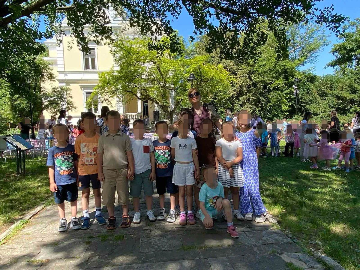 Kako su se predškolci i njihovi roditelji iz vrtića "Veseljko" u Kotežu oprostili od vaspitačica: Nemojte nas zaboraviti, nećemo ni mi Vas!