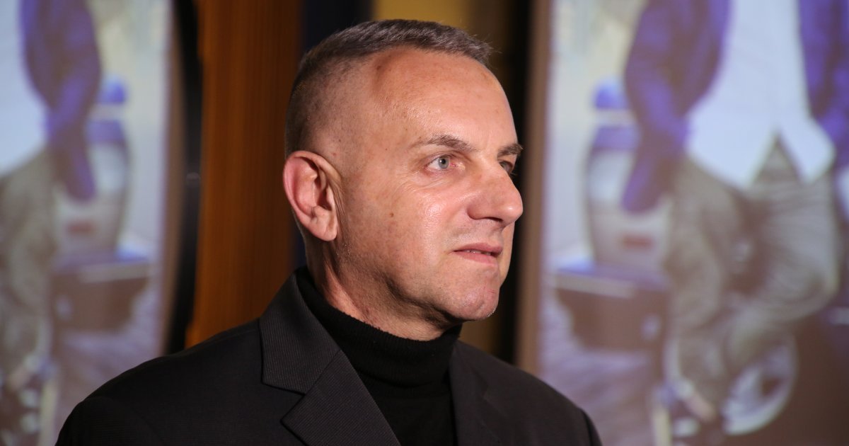 "Išli smo na milion sahrana, bilo je opasno" Pevač se prisetio 90-ih, evo kako se živelo - pomenuo estradu