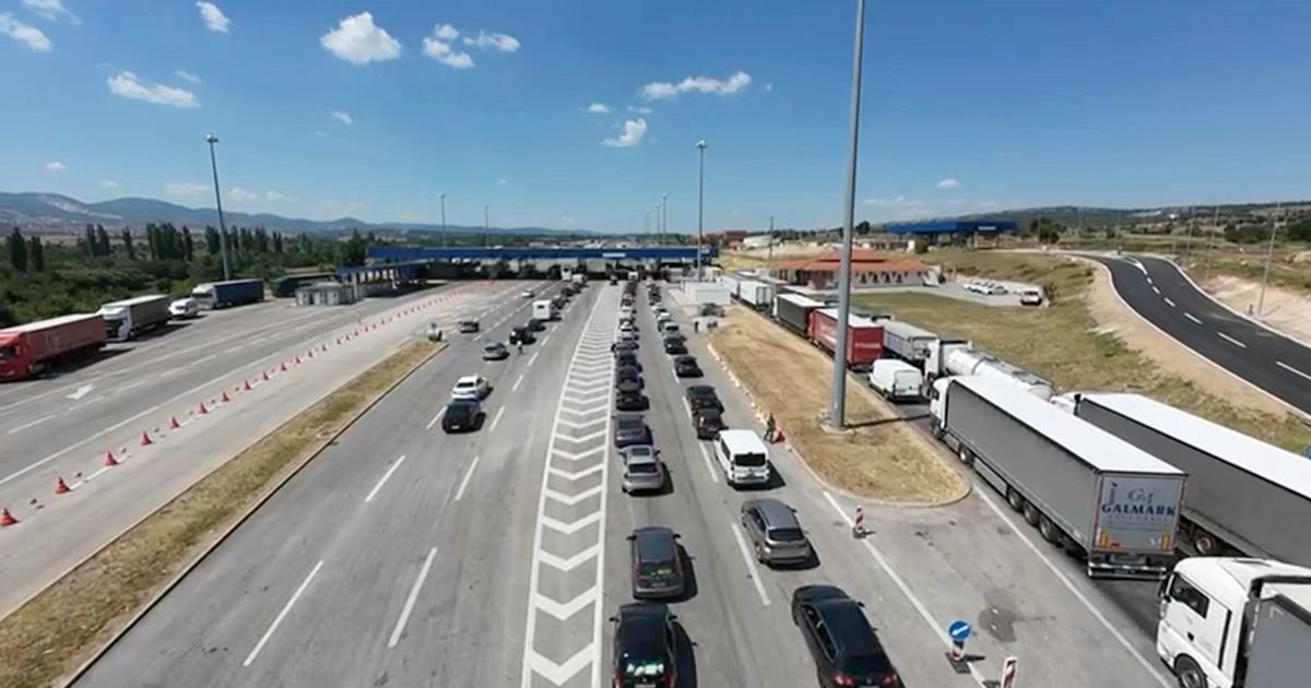AMSS izdao hitno upozorenje! Na jednom graničnom prelazu se stvorile ogromne kolone, sat vremena niko ne mrda
