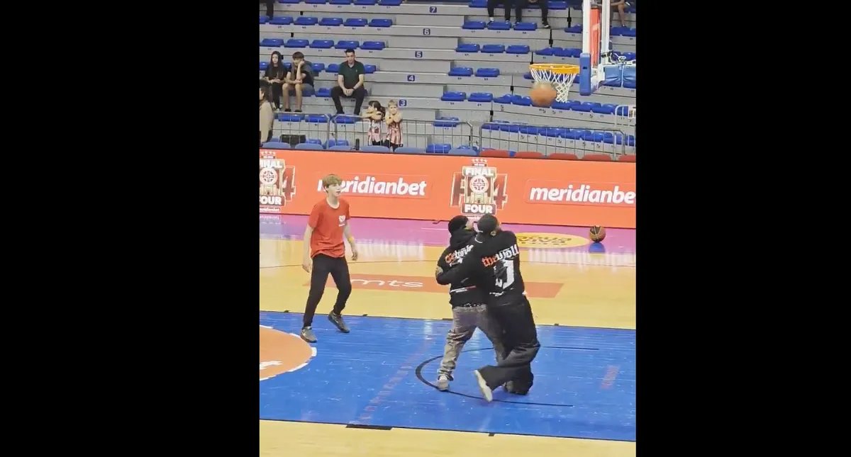VIDEO Kodi pravio šou : Igrao basket sa klincima između dva meča i zabavljao sve u dvorani