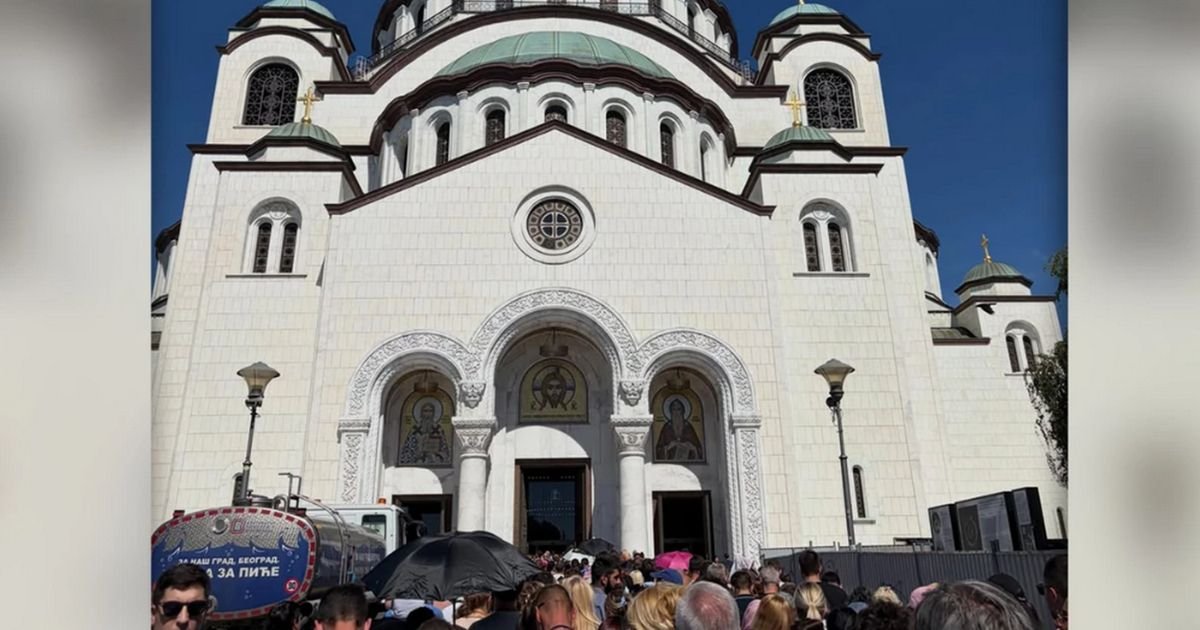 Ispred Hrama Svetog Save kolona: Glumica sa maramom na glavi čeka da se pokloni pojasu presvete Bogorodice