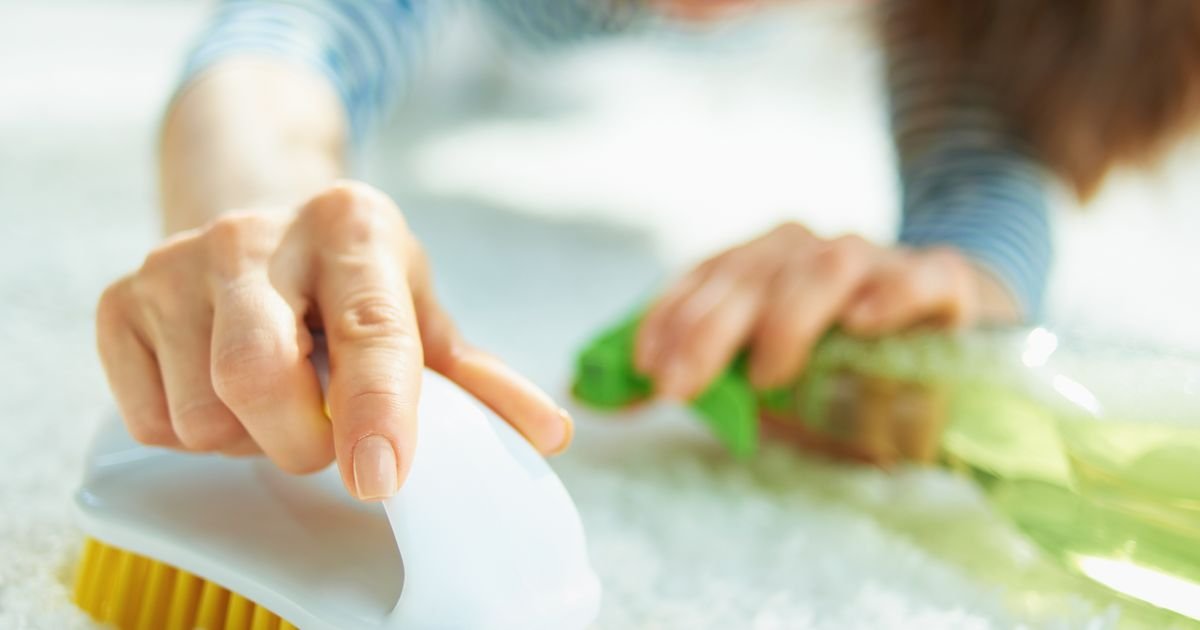 Kada perete tepih ovo ne smete da radite: Uništavate ga, a fleke postaju još gore