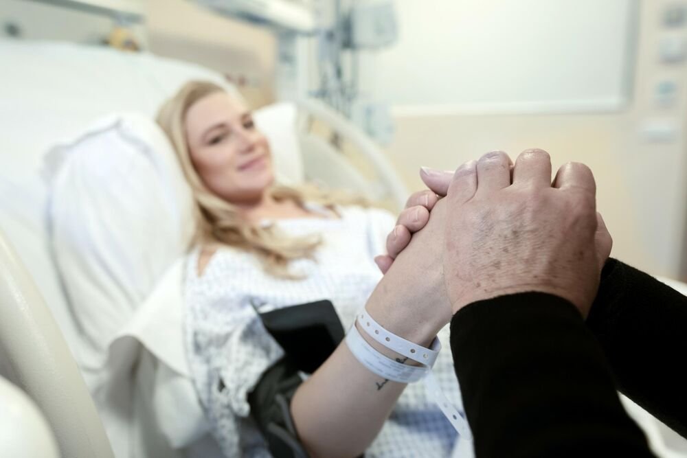 PORODILJA OPISALA ŠTA JE DOŽIVELA OD GINEKOLOGA TOKOM POROĐAJA, nacija nema od šoka! Srpkinje NE MOGU DA DOĐU SEBI