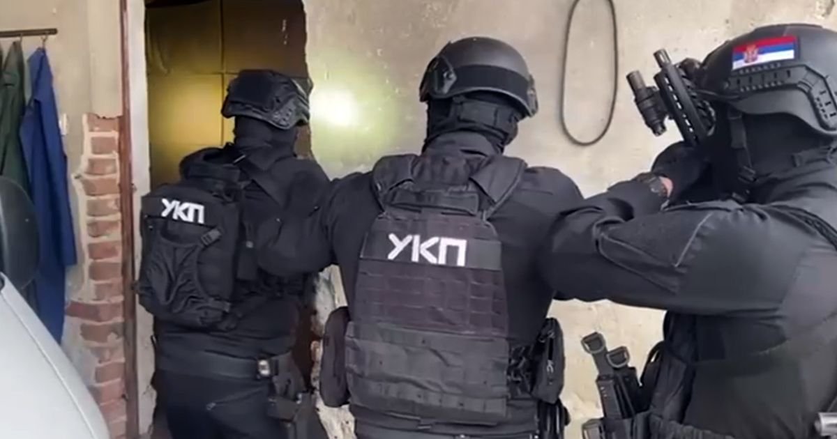 Policija ih opkolila, oni bacili kutiju sa terase! Detalji akcije u Beogradu: Među uhapšenima i MALOLETNIK