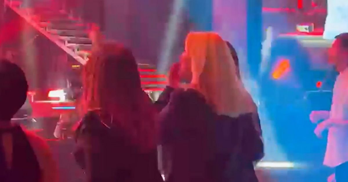 Milica Todorović zamešala na Marijinom koncertu: Plesala u 1. redu sa sestrama uz taktove kao da je sama