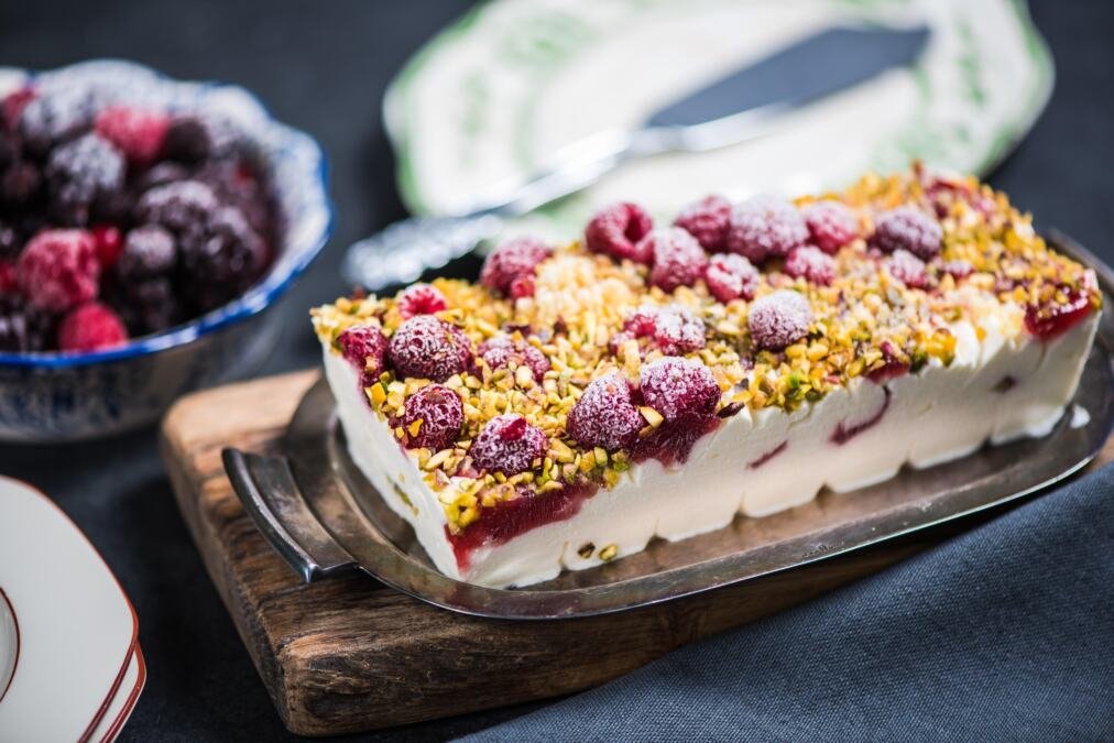 Sladoled torta sa bobičastim voćem: Potrebno vam je svega 3 sastojka, pravi se za 15 minuta, a svi je obožavaju!
