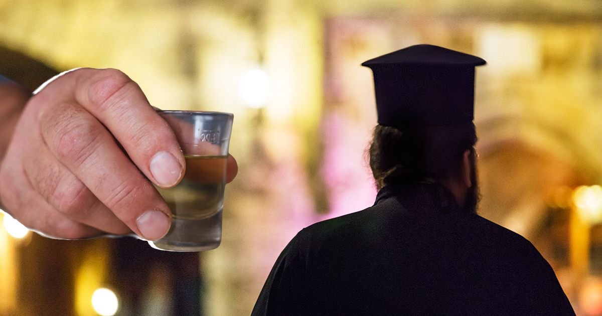 Pop "blagoslovio" rakiju! Poslednjim atomima snage ostaje na nogama: Hit snimak iz Srbije