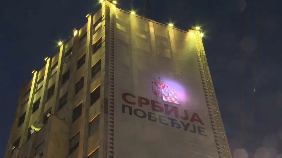Biološki fakultet apeluje na nadležne zbog bilborda na Palati Albanija: "Ugrožen opstanak belih čiopa u Beogradu"