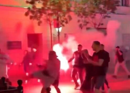 HAOS U BUDIMPEŠTI PRED FINALE LIGE ŠAMPIONA! Sevale baklje i pesnice, navijači PSŽ-a i Arsenala napravili opšti metež na ulicama! (VIDEO)