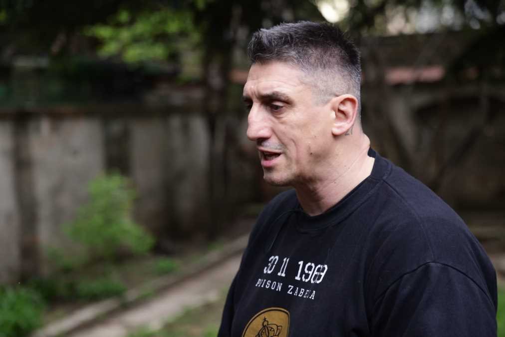 I KRISTIJAN GOLUBOVIĆ ČEKA U REDU KAKO BI CELIVAO POJAS PRESVETE BOGORODICE! Nastala fotka sa lica mesta, od Kristine ni traga ni glasa