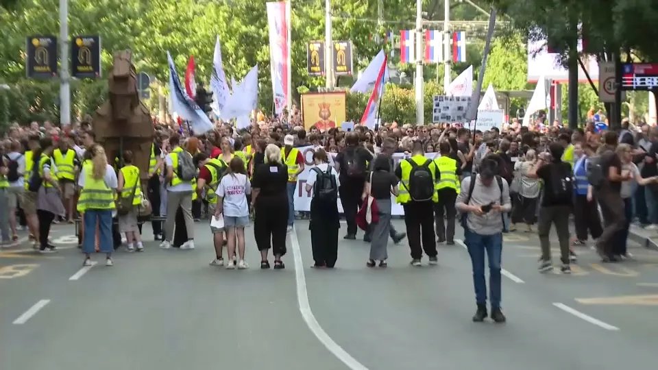 Studenti o bilbordu na Palati Albanija: "Šta je važnije - politička promocija ili bele čiope"