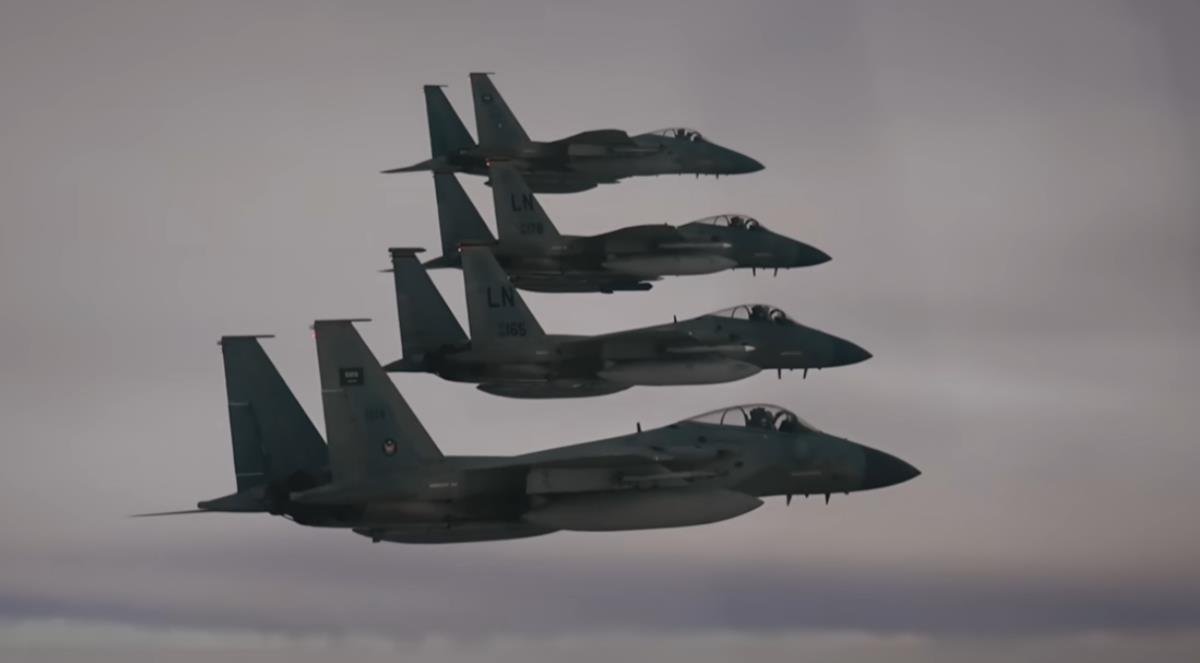 AMERIČKI F-15 OBORIO KINESKI PROJEKTIL ISPALJEN SA RAMENA! Šokantna tvrdnja izvora američkog medija o rušenju lovca u Iranu