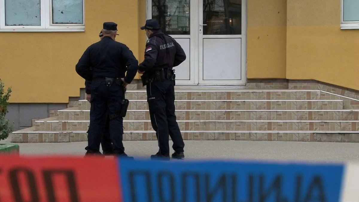Incident na ispraćaju maturanata u Subotici: Učeniku oteta i zapaljena mađarska zastava, reagovala policija