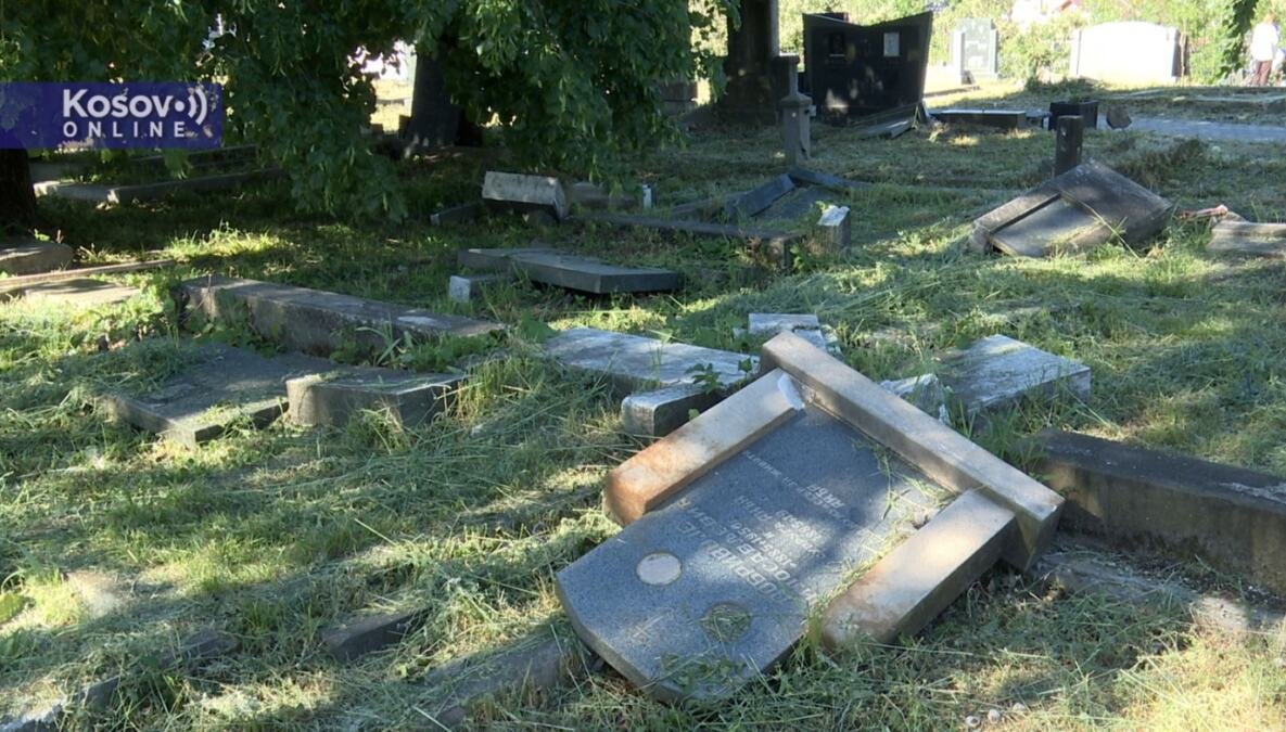 OBELEŽENE DUHOVNE ZADUŠNICE U JUŽNOJ MITROVICI Protojerej Janković: ''Oni koji su rušili naša groblja, sebe su srušili'' (FOTO/VIDEO)