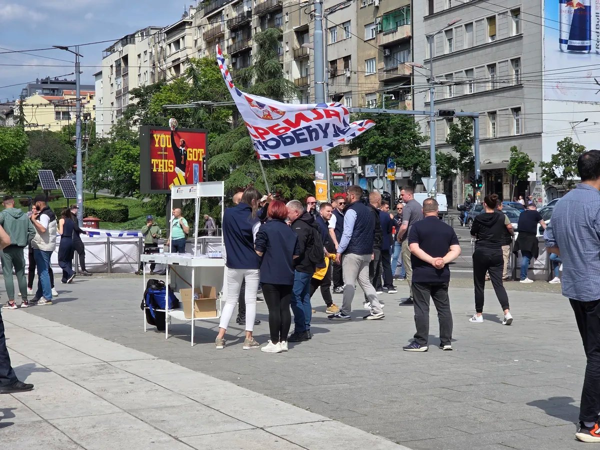 Odbor SNS-a Stari Grad saopštio da u 19 časova počinje uklanjanje bilborda koji ugrožava mladunce retkih ptica