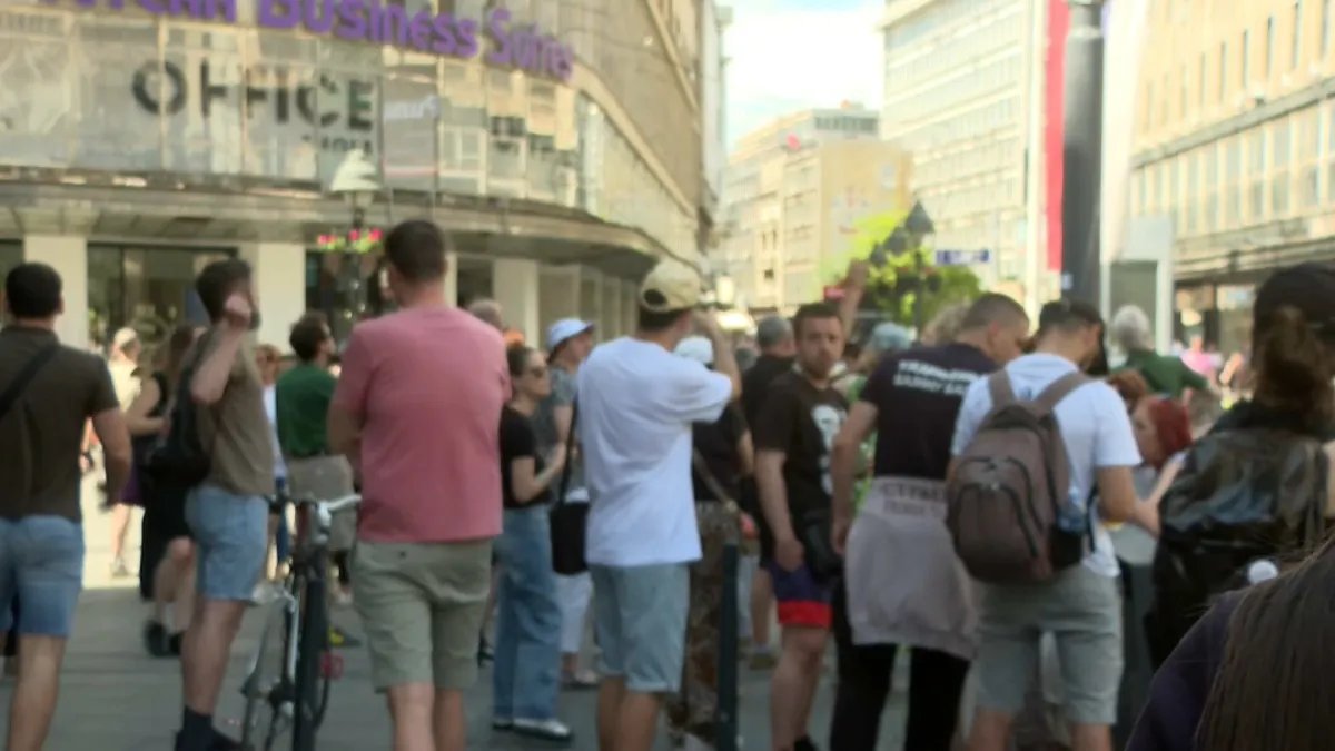 Protest ispred Palate Albanija: Građani i aktivisti traže uklanjanje bilborda iza kog su zarobljeni ptići