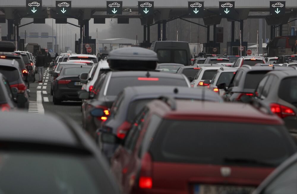 OGROMNA GUŽVA NA ULAZU U GRČKU: "Zarobljeno" više od 60 autobus!