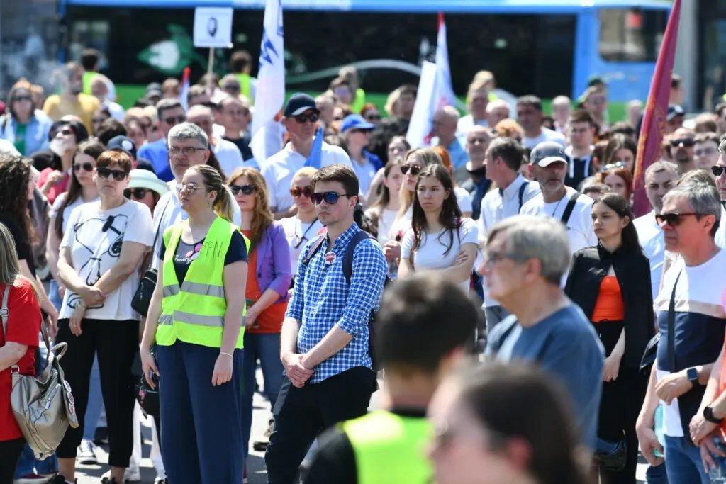 Počeo protest ispred Palate Albanija zbog ugroženih ptića koji su zarobljeni ispod bilborda SNS-a