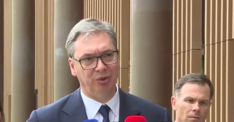 UŽIVO "NAJVIŠE IH JE BILO 436 U JEDNOM TRENUTKU!" Vučić o skupu kod Palate Albanije: Evo kada je predviđeno skidanje transparenta!