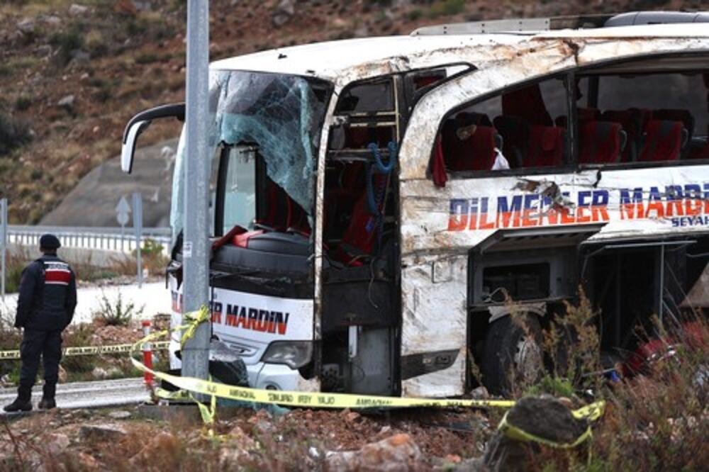 AUTOBUS SLETEO SA PUTA, VOZAČ NA MESTU OSTAO MRTAV! Jeziva nesreća u Mađarskoj - udario u drvo, pa sleteo u jarak!