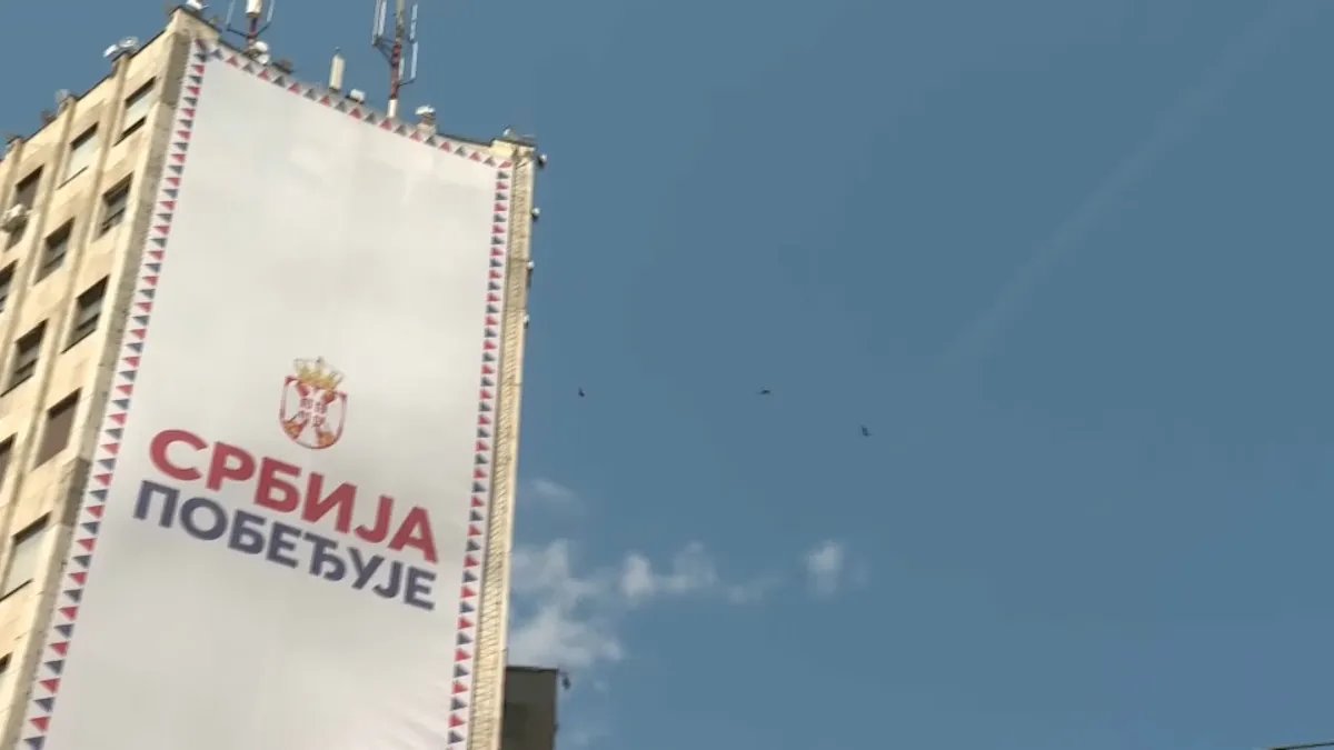 Vučić: Baner sa Palate Albanija biće uklonjen u 19 sati, angažovani alpinisti