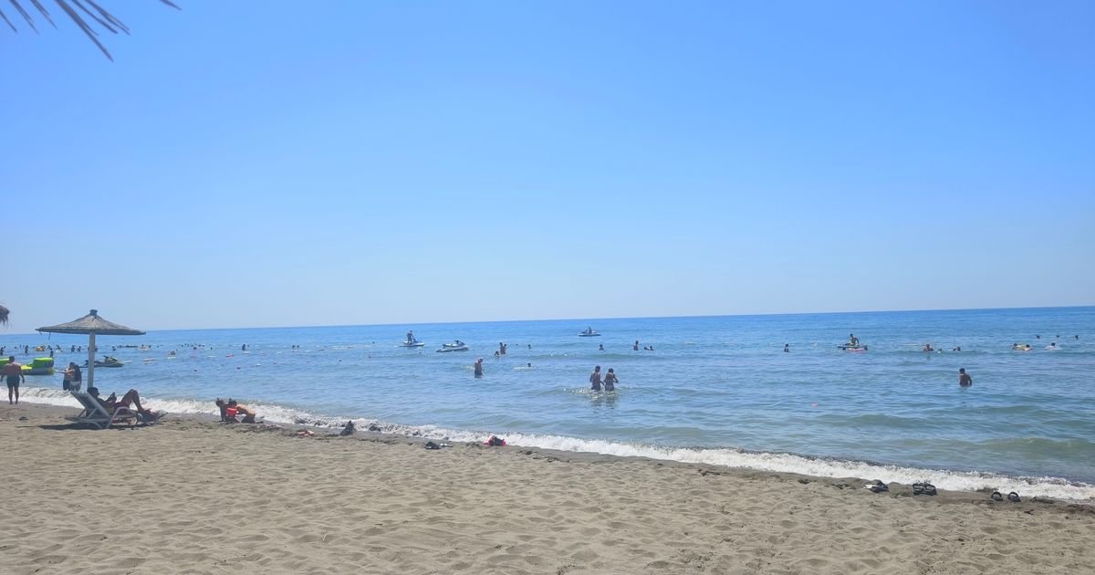 Šok na čuvenoj CG plaži: Turisti došli da se okupaju prvi put ove godine, ali bagerista je imao DRUGE PLANOVE