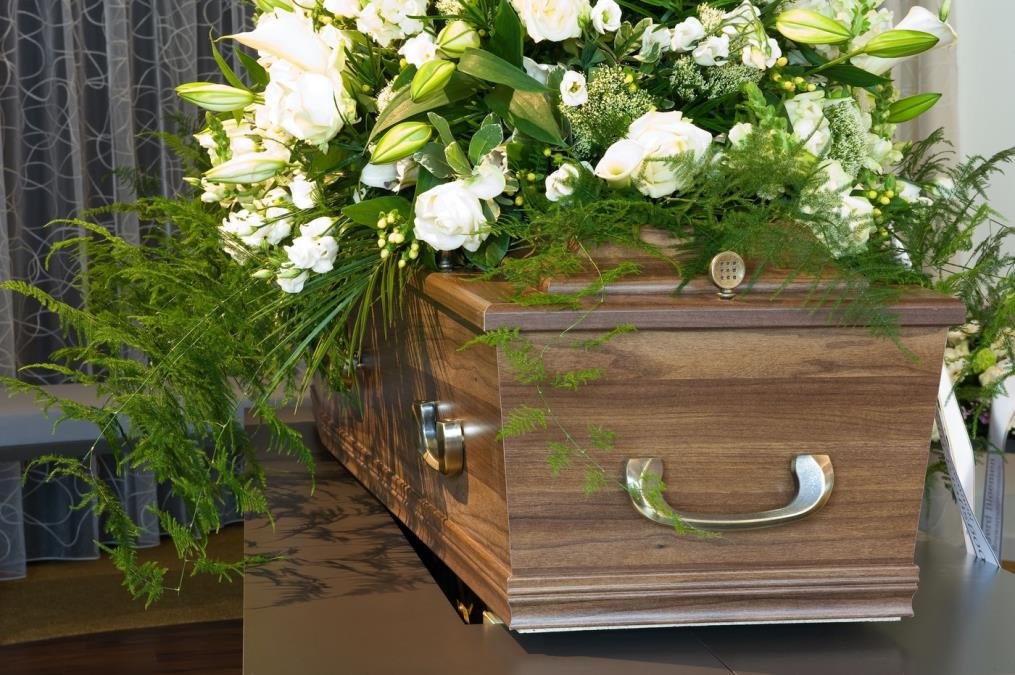 Priredila je poslednju osvetu na sahrani bivšeg muža: Bio je serijski preljubnik, ali ovo je sve šokiralo!