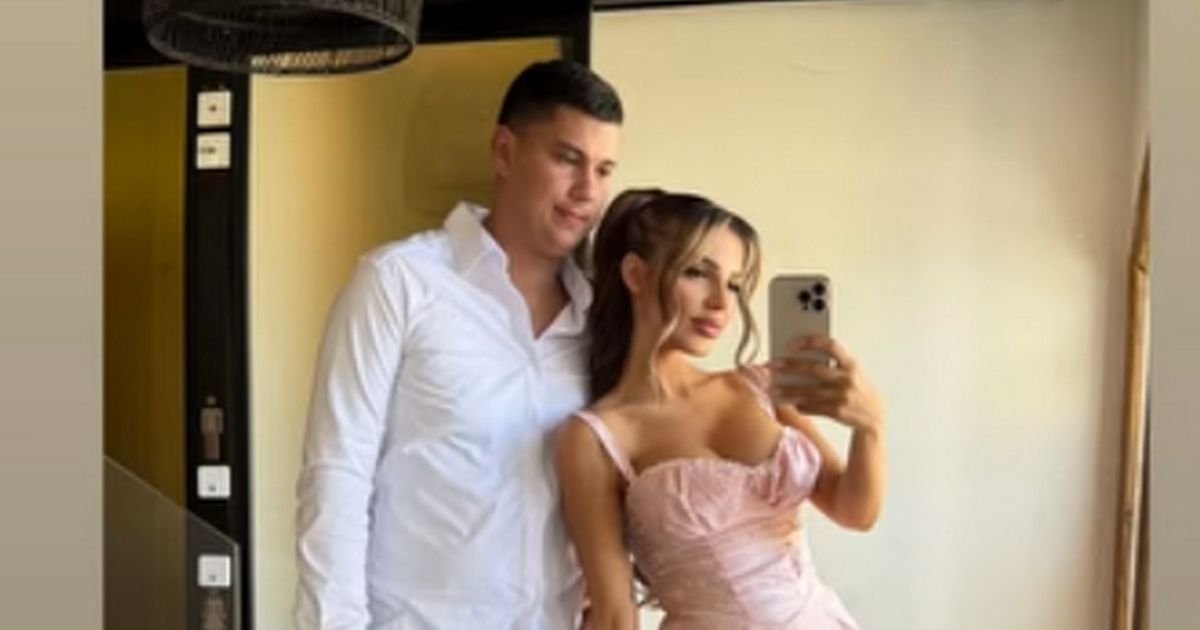 Svi se pitaju da li su se tajno venčali: Jovan i Ena pozirali u svečanom stajlingu, pa se oglasili iz crkve