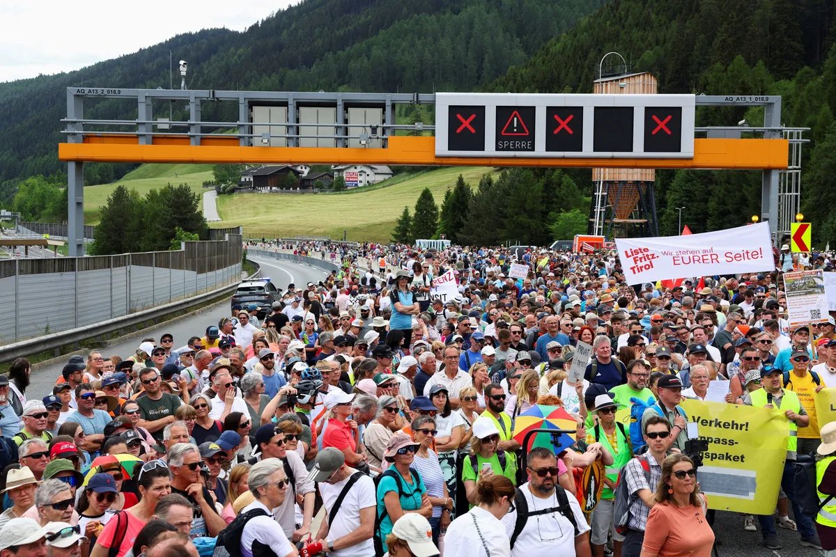 Blokiran autoput na granici Austrije i Italije, stanovnici protestuju zbog previše kamiona i turista na lokalnom putu