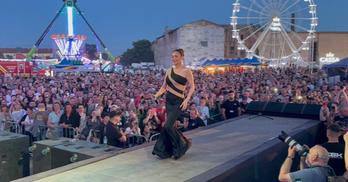 Kakva bomba! Ceca u haljini sa prorezima pred 40.000 ljudi u Temišvaru: Publika očarana našom folk zvezdom