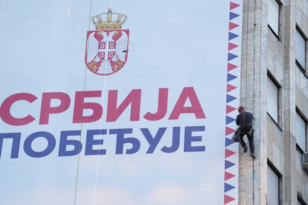 SKINUT BANER SA PALATE ALBANIJA: Kako je i najavljeno - stručni tim alpinista uklonio transparent (FOTO)