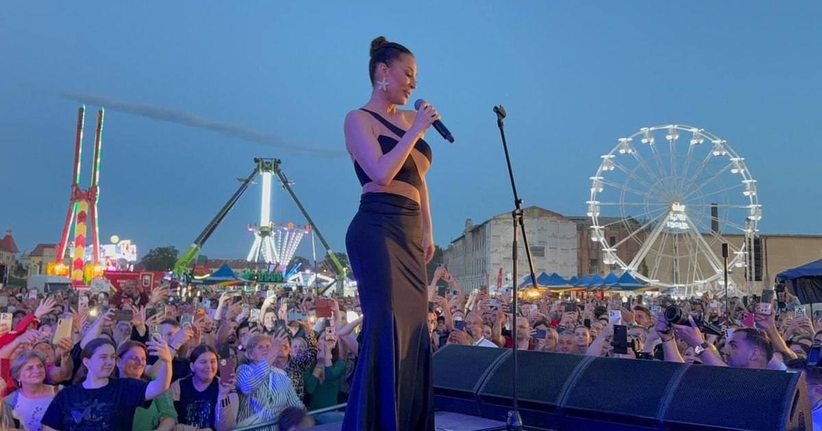 Ceca prvi put u Rumuniji: Publika poklonila folk divi srpsku zastavu - plato krcat, pevaju uglas njene hitove