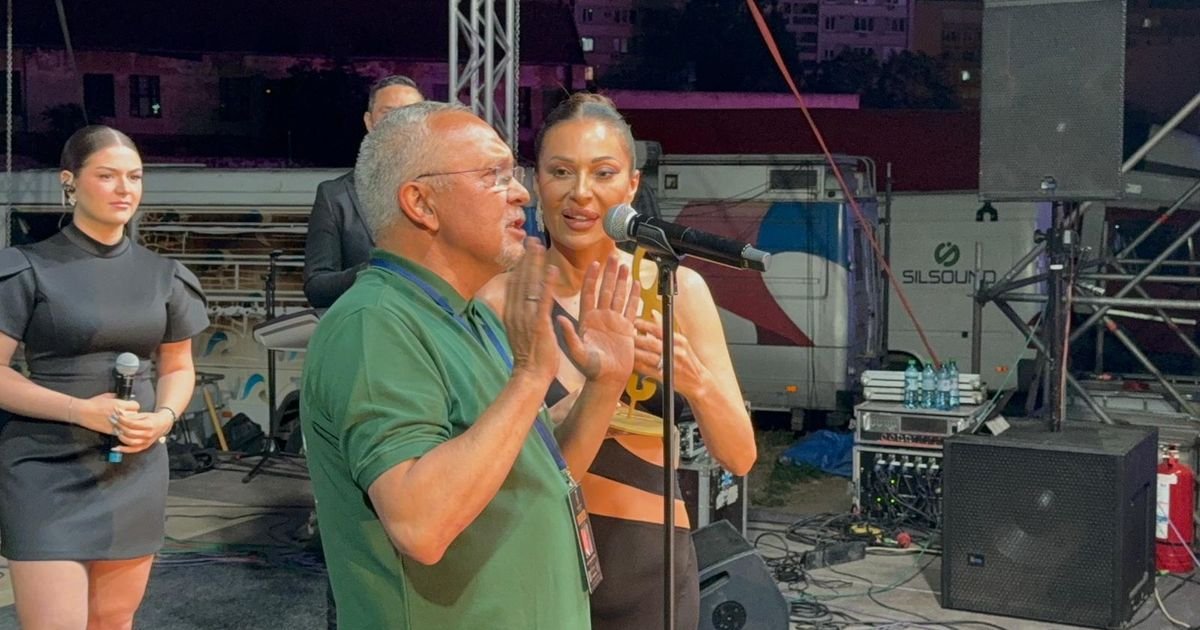 Ceca prekinula koncert u Rumuniji: Iz organizacije su izašli na binu, pa joj uručili prestižnu nagradu
