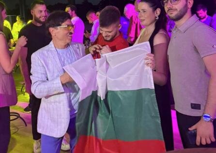 SRBI GA DOČEKALI SA BUGARSKOM ZASTAVOM: Pevač iz komšiluka se veseli sa našim velikim zvezdama, pogledajte ove kadrove (FOTO, VIDEO)