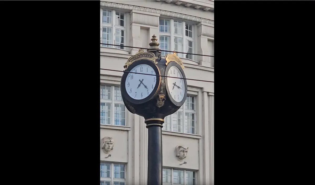 (VIDEO) Sat na Trgu republike ponovo u kvaru - pokazuje različito vreme