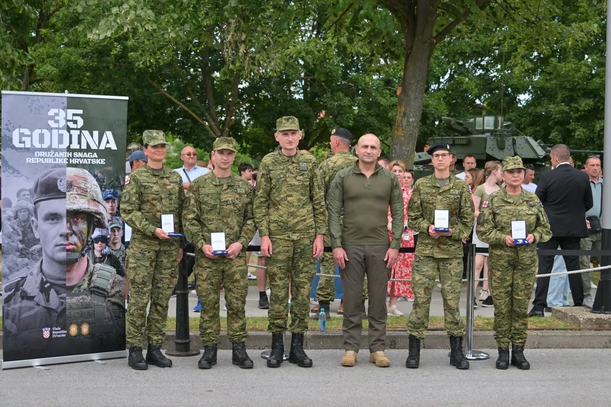 Hrvatski vojni lekari spasili dečaka koji se davio trešnjom, sutradan odlikovani