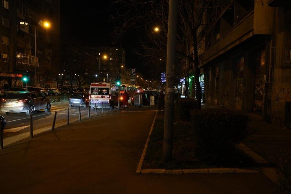 PRIŠAO MU IZ ČISTA MIRA I KRENUO DA GA UBADA NOŽEM! Krvavi pir na liniji 302 u Grockoj, tinejdžeru se bore za život