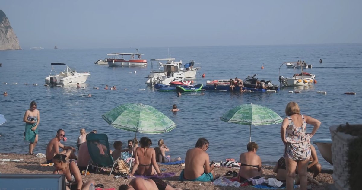 SEKUNDE DO TRAGEDIJE Budvanin spasao 2 dečaka od utapanja: Admir heroj sa Slovenske plaže