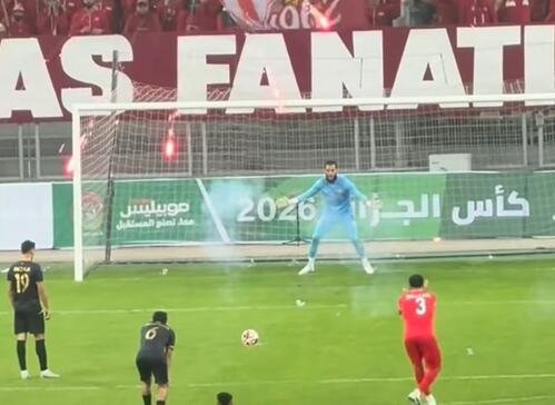 NAJLUĐI PENAL IKADA?! Topovski udari i vatromet padali pored golmana, sudija dozvolio izvođenje jedanaesterca!