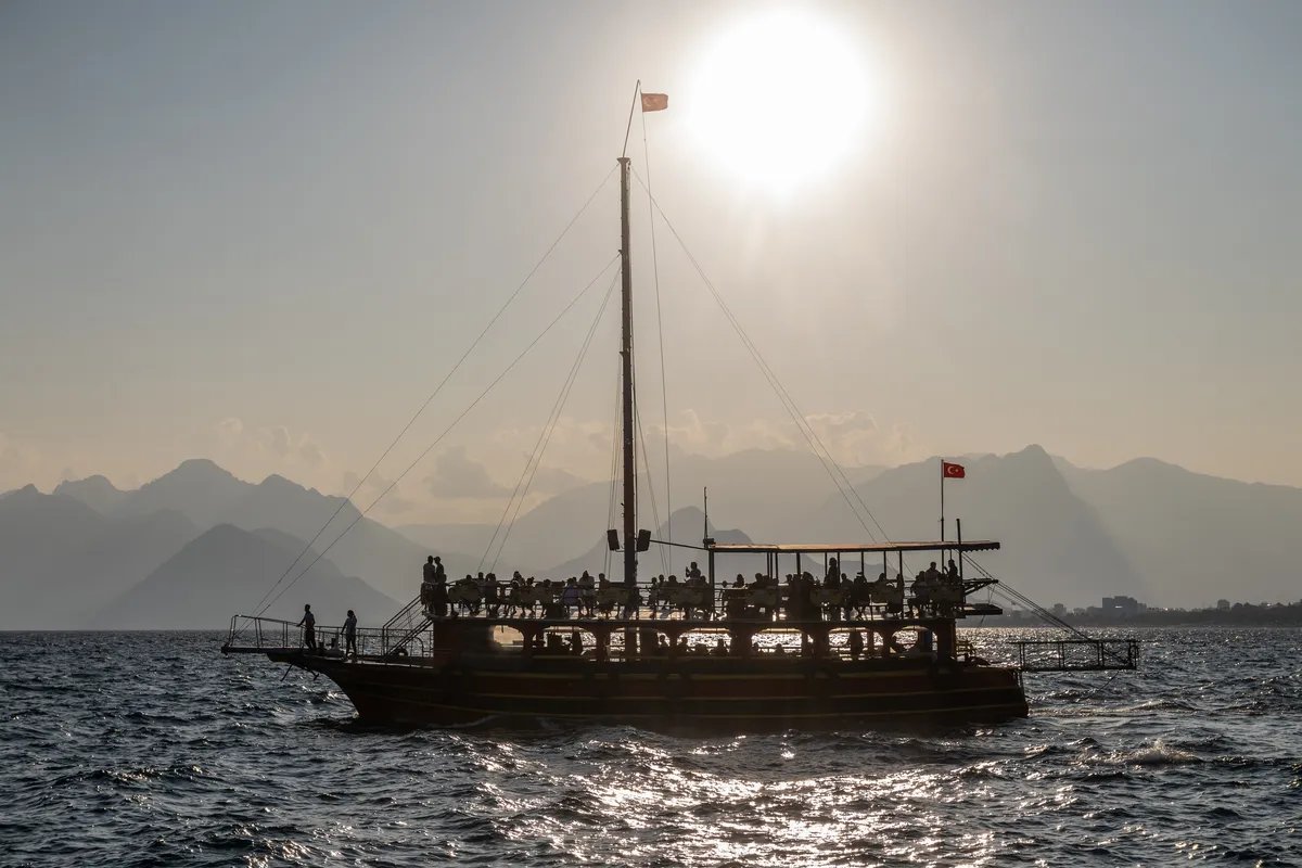 VIDEO Potonuo jedan od najvećih turističkih gusarskih brodova na Mediteranu: Putnici sa decom skakali u more, evakuisano 148 ljudi
