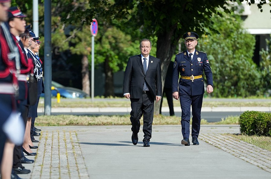Dačić položio venac na Spomen-obeležje u znak sećanja na službenike policije koji su dali živote za mir i bezbednost
