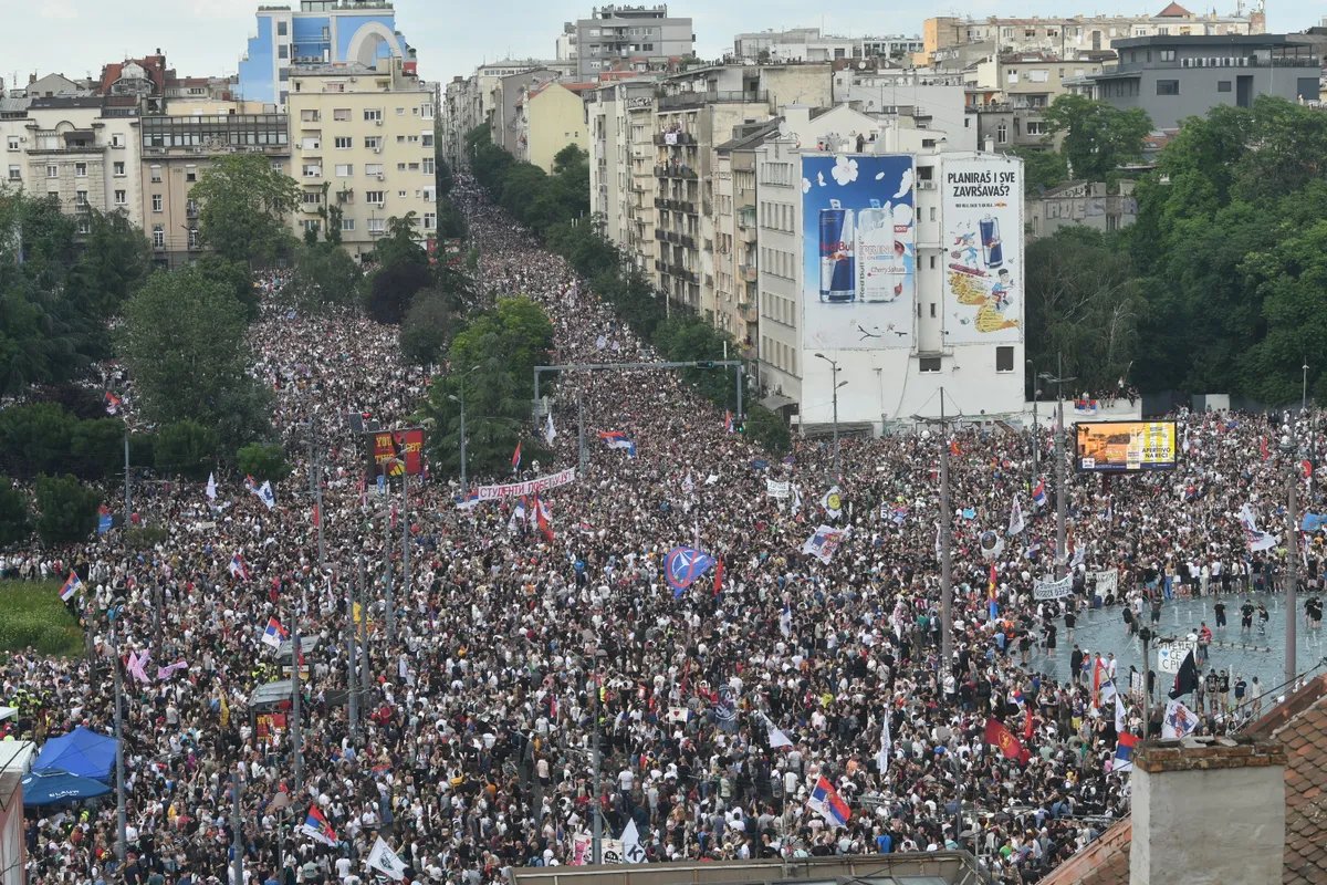 FOTO "Samo malo da prođu jaja": Pijanista je kroz masu na Slaviji nosio "zlatne rezerve", a sada je otkriveno koju poruku je hteo da pošalje