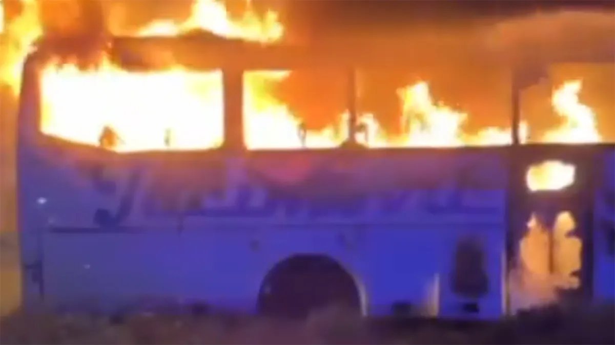 Autobus u Turskoj udario u ogradu autoputa i zapalio se, poginulo osam osoba
