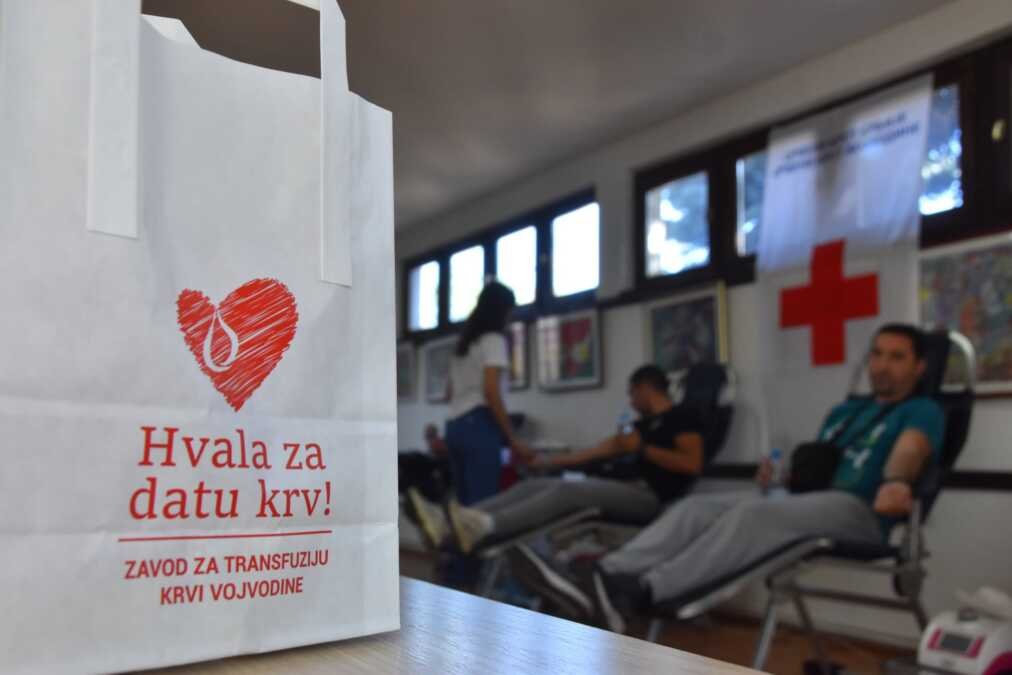 BRINU O BEZBEDNOSTI, ALI I O ŽIVOTIMA: Pripadnici kikindske policije učestvovali u akciji davanja krvi (FOTO)