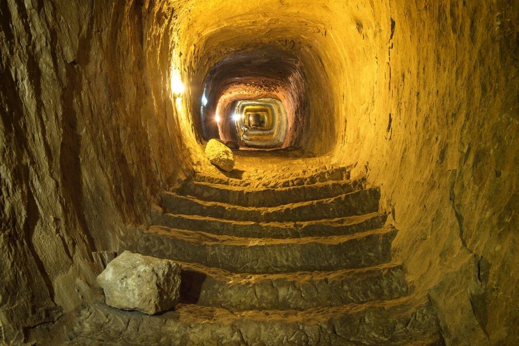 ARHEOLOZI NAŠLI TUNEL STAR HILJADAMA GODINA ISPOD JERUSALIMA Stube su vodile u podzemni mrak, a onda su ostali zapanjeni
