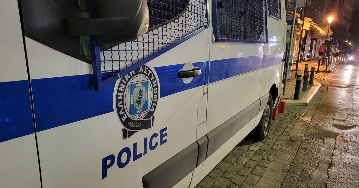 UŽAS U CENTRU ATINE Maloletnička banda brutalno pretukla devojku (20) i otela joj mobilni telefon