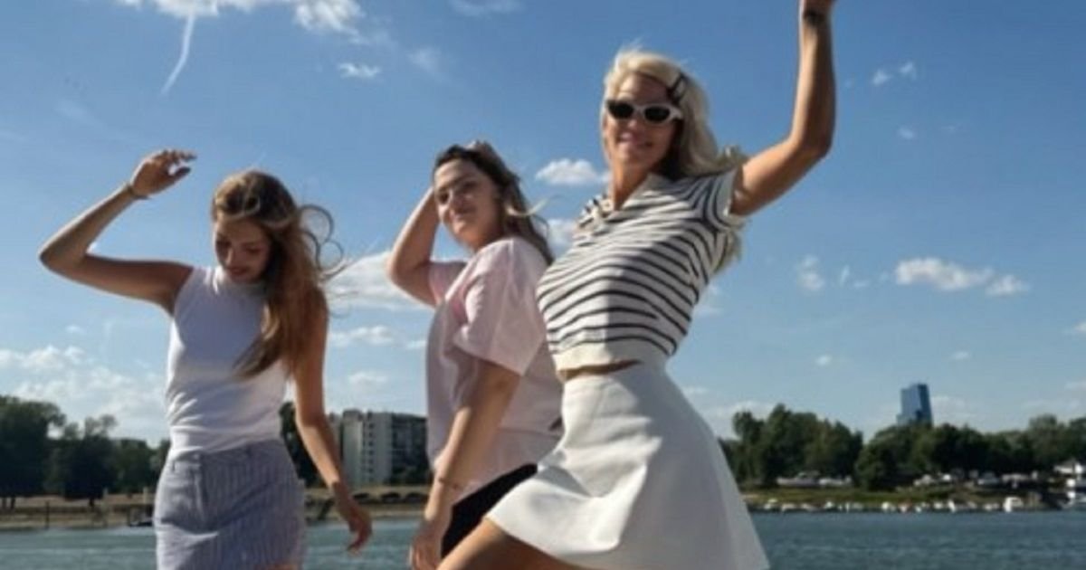 Jelena Karleuša uživa na brodu svog oca Dragana: Sa ćerkama u opuštenom izdanju, osmeh ne skida s lica
