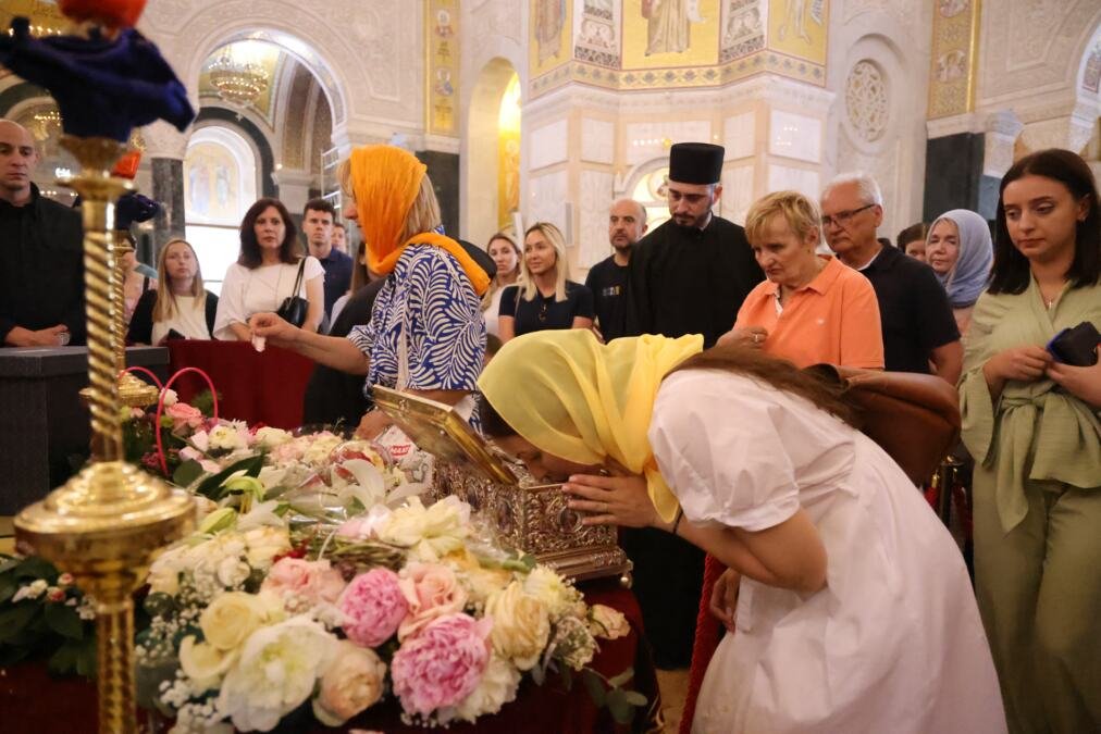 SKORO POLA MILIONA LJUDI U HRAMU SVETOG SAVE! Poznato tačno koliko vernika se poklonilo pojasu Presvete Bogorodice: SPC o velikom odzivu! (FOTO)