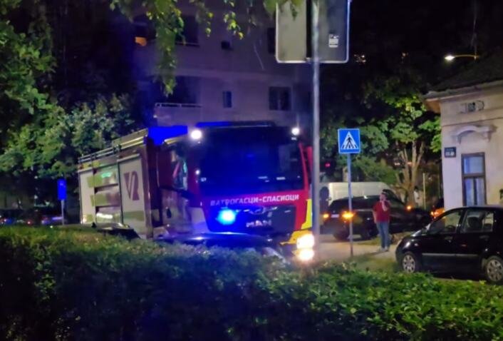 DRAMA U NOVOM SADU! Vatrogasci hitno intervenisali u stambenoj zgradi, dim se širio hodnikom (VIDEO)